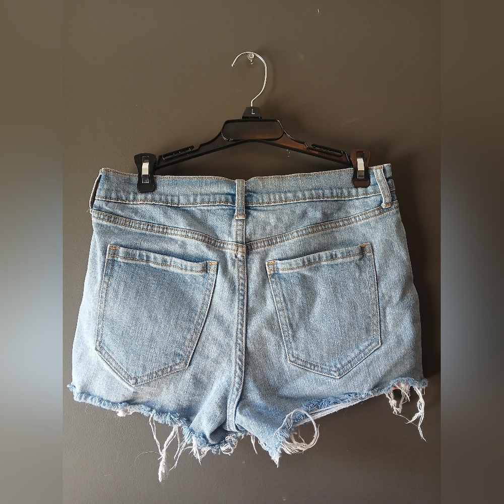 Old Navy Light Blue Distressed Jean Shorts Womens Size 4 - Picture 3 of 4